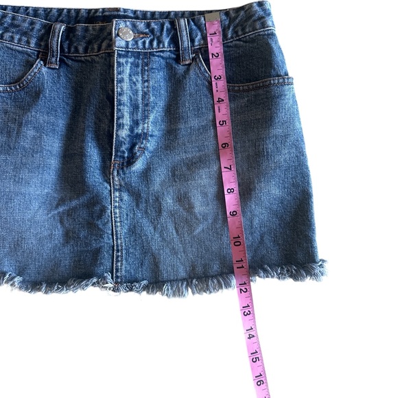 J.Crew Distressed Denim Mini Skirt Frayed Hem Blue Jean Skirt Casual Y2K Size 2 - Picture 4 of 8